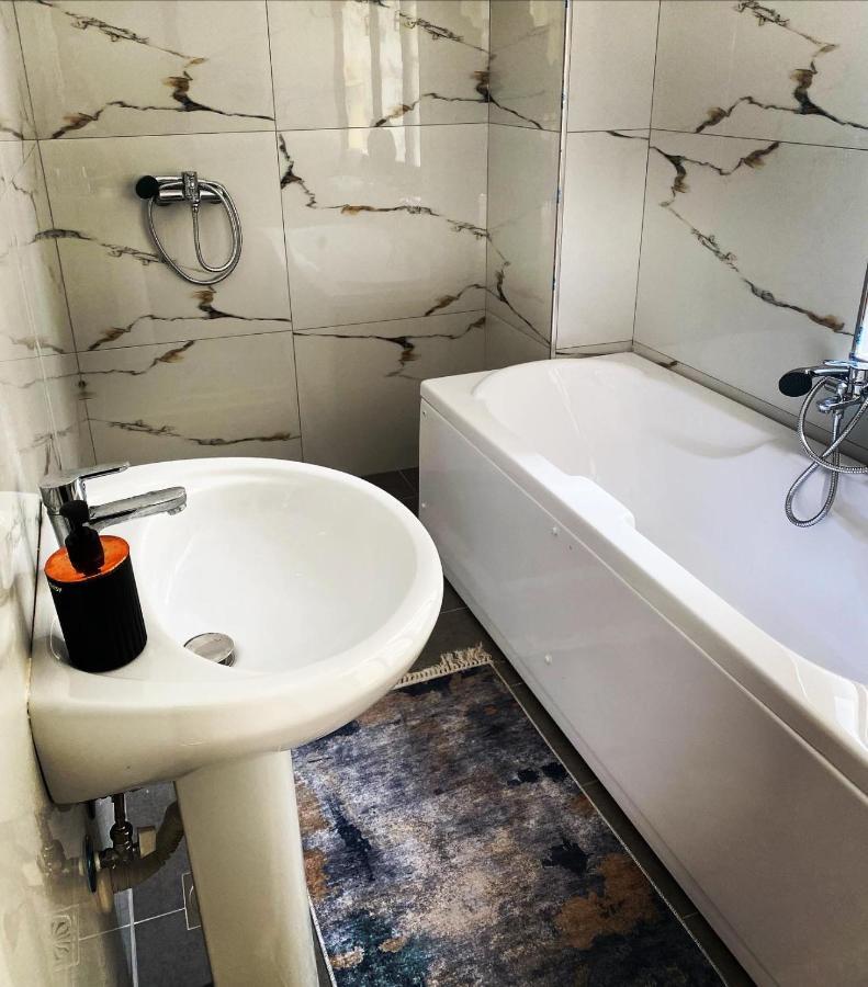 Kb Downtown Gjirokaster Apartment ภายนอก รูปภาพ