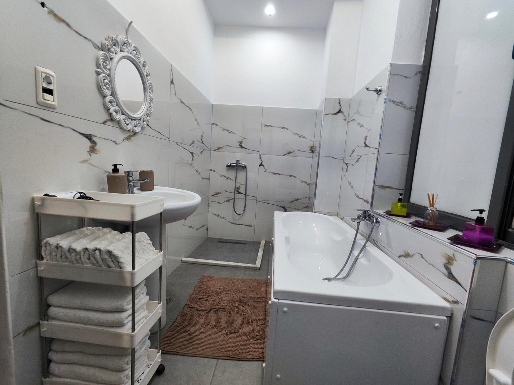 Kb Downtown Gjirokaster Apartment ภายนอก รูปภาพ